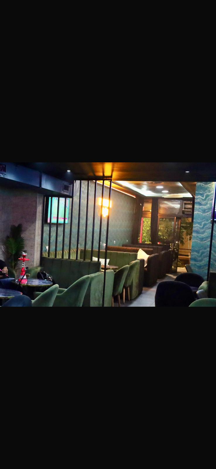 Chicha et banquettes en velours vert
